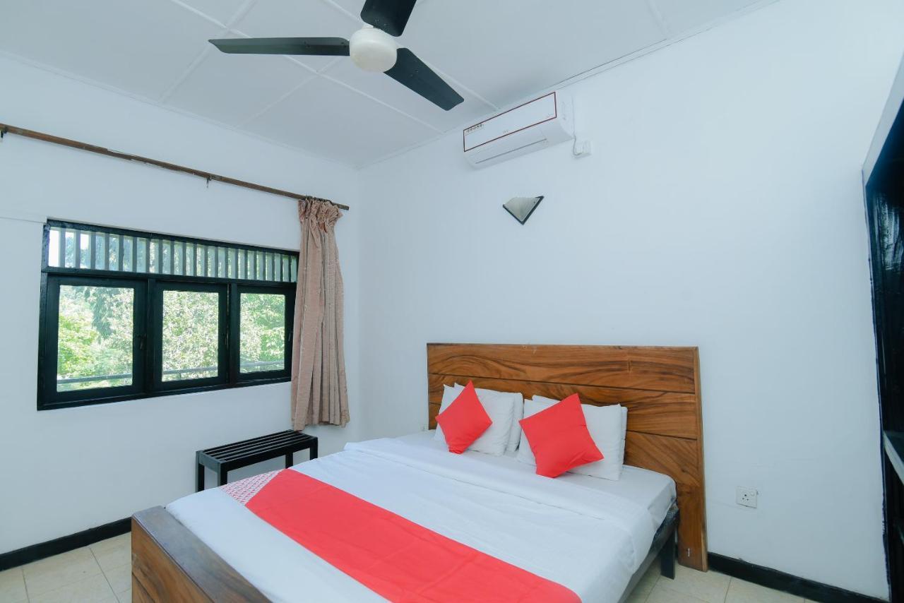 Oyo 479 Water Front Hotel Kandy Esterno foto